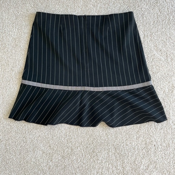 Black pinstripe skirt Size 5 - Picture 5 of 6